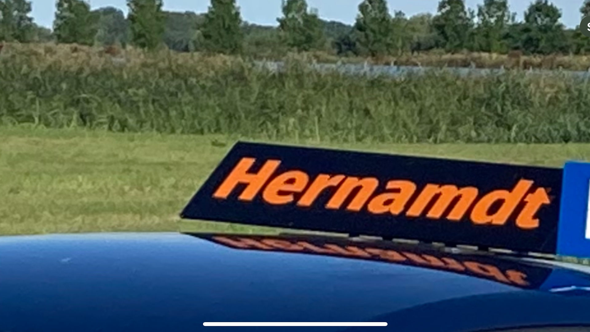 De lesauto van Rijschool Hernamdt met Hernamdt-daklicht